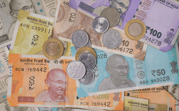 ▲资料图：印度卢比兑美元跌至纪录新低。图/IC photo