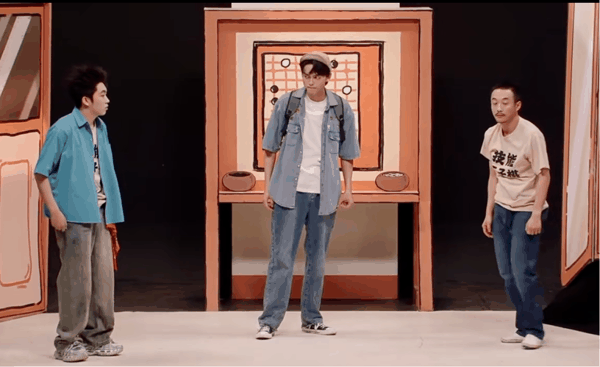 提示词：图中三个人一起跳舞，动作夸张，并唱 “技能五子棋，飞沙走石，技能五子棋，力拔山兮”