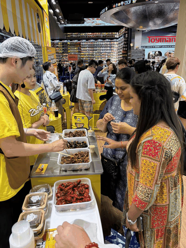 马来西亚消费者在试吃和选购周黑鸭产品。
