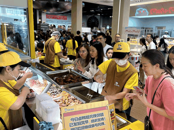 马来西亚消费者在试吃和选购周黑鸭产品。