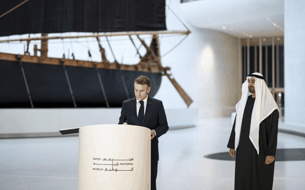 ▲当地时间2025年12月21日，阿联酋阿布扎比，法国总统马克龙与阿联酋总统举行会晤。图/IC photo