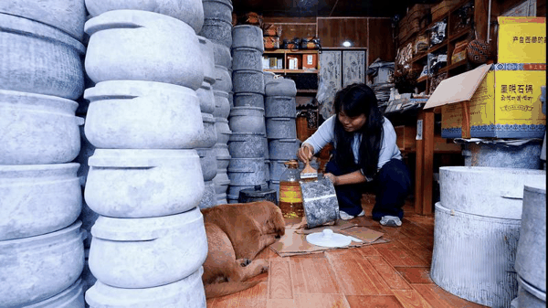 墨脱创业者旺姆给石锅刷油。张淼摄