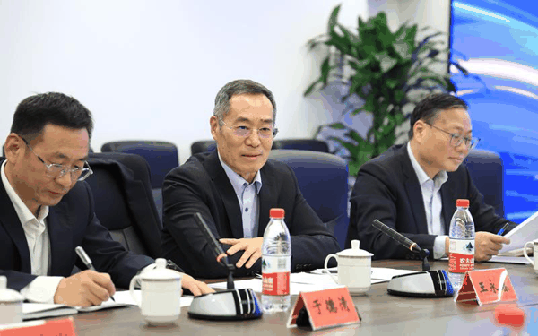 中国老龄产业协会专职驻会副秘书长、科技委主任王永春(中）在研讨会上发言。摄/新京报记者 王远征