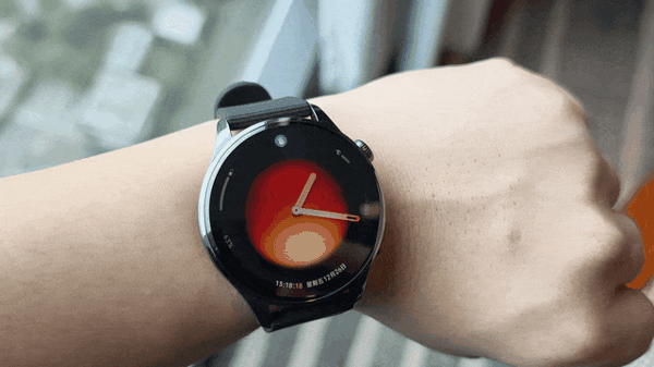 晃动两次手表就能实现米家联动 —— 家里提前设置好的米家生态产品都会动作执行