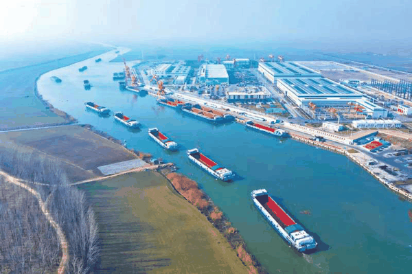 2025年12月29日，首批5艘67.6m纯电动多用途船在山东济宁下水航行，“电化运河”迈出实质一步。杨国庆供图