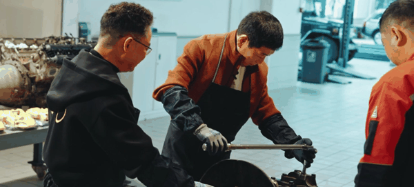 魏建军在经典车修复中心与黄宗敏互动。 