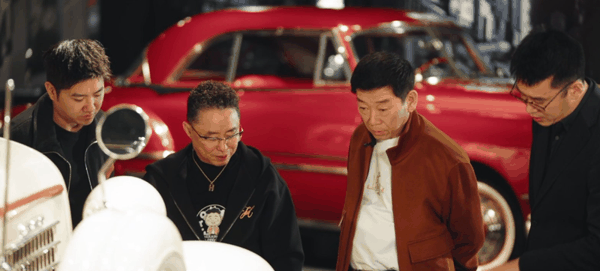 黄宗敏为魏建军介绍博物馆馆藏。 