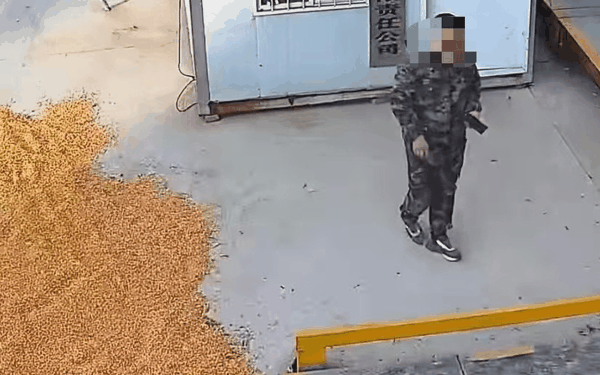 12月6日，一男子来到炊俊的粮食厂里验货。受访者供图