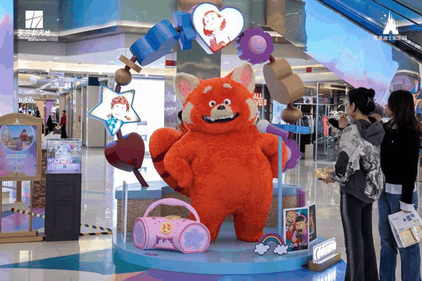 多个沉浸式体验装置亮相，商场商圈逐渐成为消费者“跨年目的地”。受访者供图