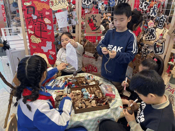 果壳风铃摊位前孩子们动手制作。新京报记者 冯琪 摄