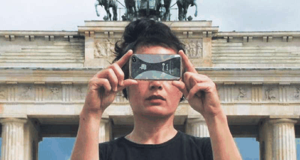 史德耶尔在自己的作品中出镜，（Hito Steyerl,Abstract, 2012），艺术家惠允。