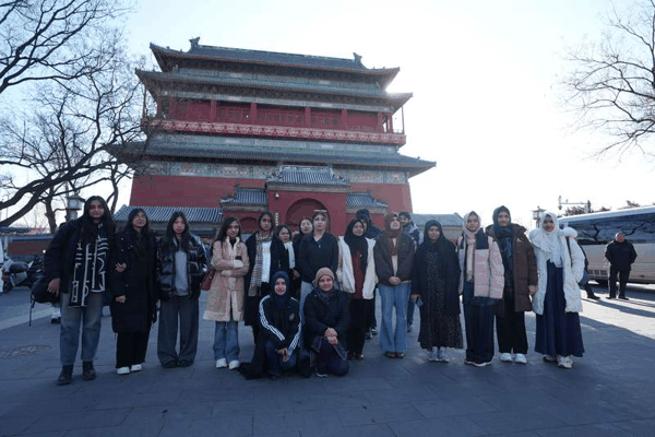 中外青年参观北京钟鼓楼。东城区供图