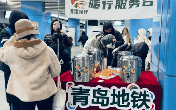 ▲地铁站化身“城市迎新年客厅”，为乘客提供休憩之地。图/青岛地铁