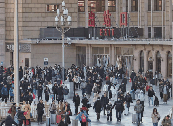 1月3日8点30分，旅客从北京站出站口出站。新京报记者 王贵彬 摄