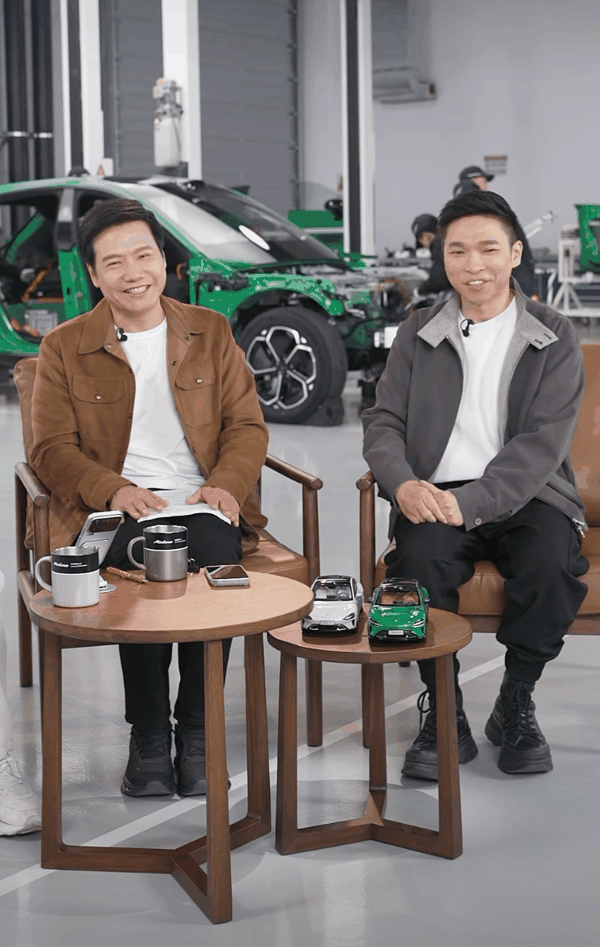 雷军直播现场（左雷军、右李田原） 图源：官方直播