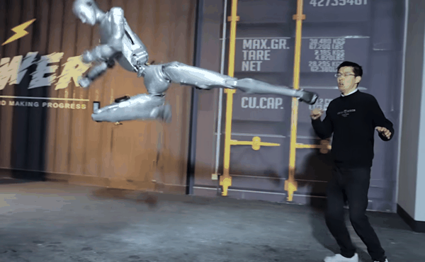 宇树科技展示人形机器人H2腾空侧踢能力，王兴兴被“吓得”连连后退 图片来源：宇树科技训练视频