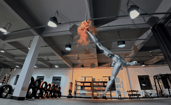 人形机器人H2空中回旋倒立踢爆西瓜 图片来源：宇树科技训练视频