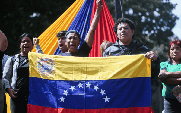 ▲1月3日，在委内瑞拉首都加拉加斯，民众在米拉弗洛雷斯宫附近集会。图/新华社