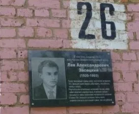 被子弹烧毁大脑，他在碎成千片的世界里活了50年