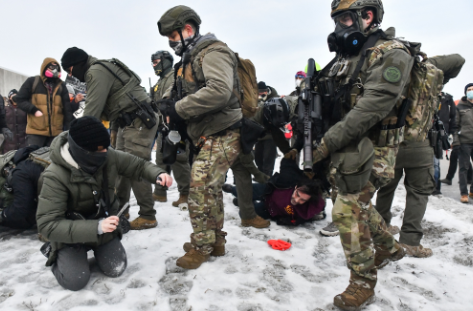 1月8日，抗议者在明尼苏达州圣保罗市的Bishop Henry Whipple联邦大楼外与联邦特工发生冲突