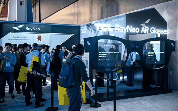 雷鸟创新智能眼镜展台。受访者供图