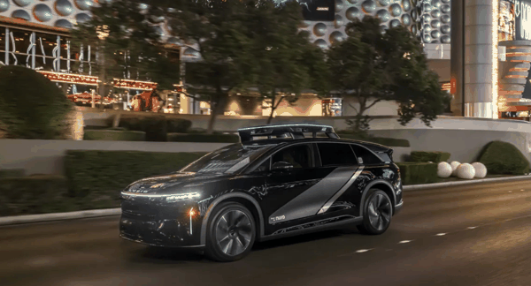 清醒重力机器人出租车。Uber计划在未来六年内在其网约车网络上部署多达2万辆电动车。 感谢Lucid Group提供