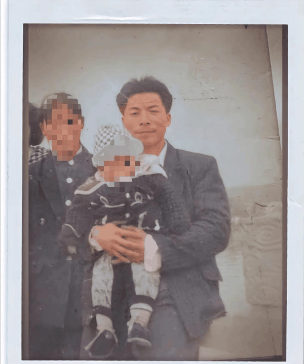 李某平与家人。受访者供图