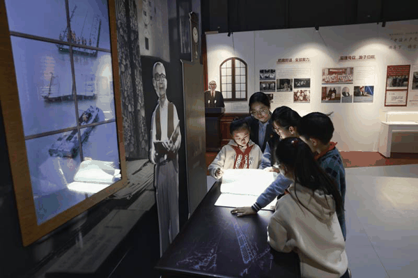 1月9日，中国科技馆，小学生们在参观茅以升生平事迹展。新京报记者 浦峰 摄