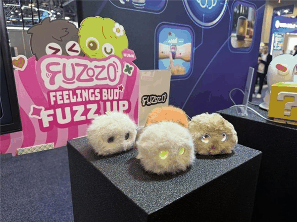 芙崽在 CES 2026展会声网兄弟公司 Agora 展位