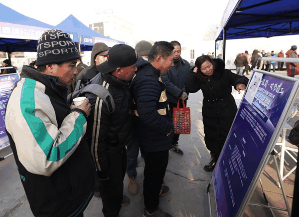 企业代表向零工人员介绍工作岗位。新京报记者 王贵彬 摄