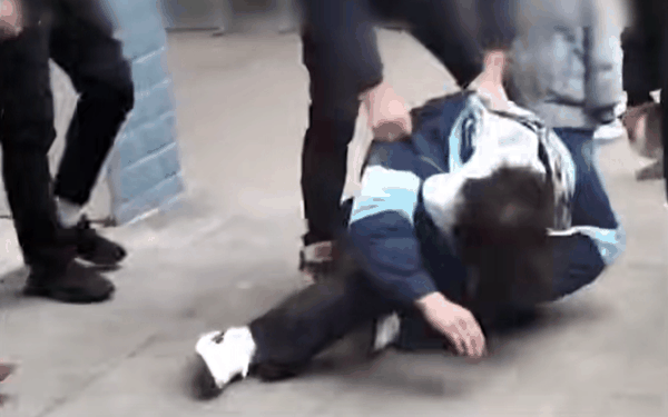 ▲“学校老师强制学生剪发并疑似打人”的视频引发关注。图/新京报我们视频