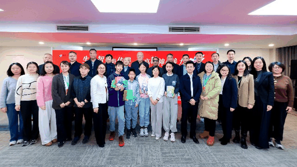 “生存智慧的传递 崇高精神的接力——‘新接力书信集’（第一辑）出版座谈会”现场合影。主办方供图