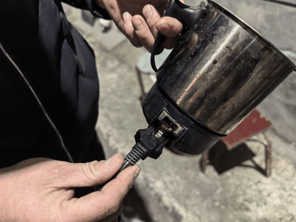 电水壶插电处被烧焦冒烟。平谷消防供图