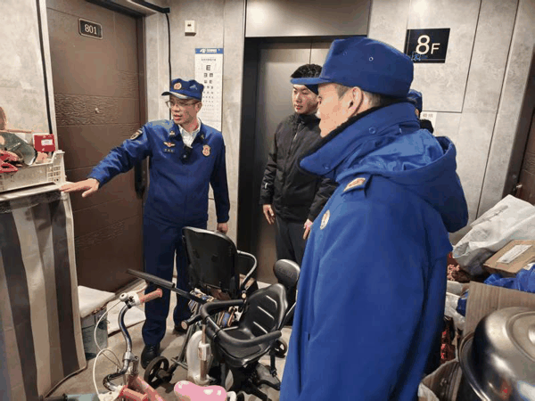 检查中，监督执法人员发现有自行车和杂物占用、堵塞消防通道。大兴消防供图