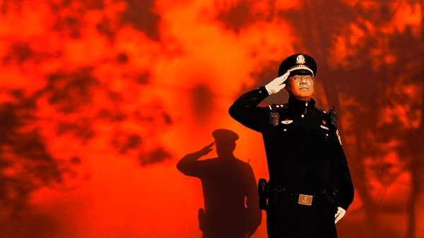 崔申迪在红墙前敬礼。首都文明办供图