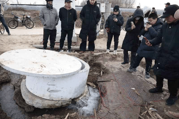 保定徐水区南街村一口机井自然喷涌，吸引不少市民专程来围观。 新京报记者 李英强 摄