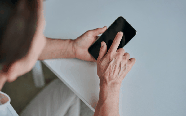 ▲民政部等部门鼓励和引导电商平台优化“长辈模式”，设立银发消费专属频道，简化操作流程。图/IC photo