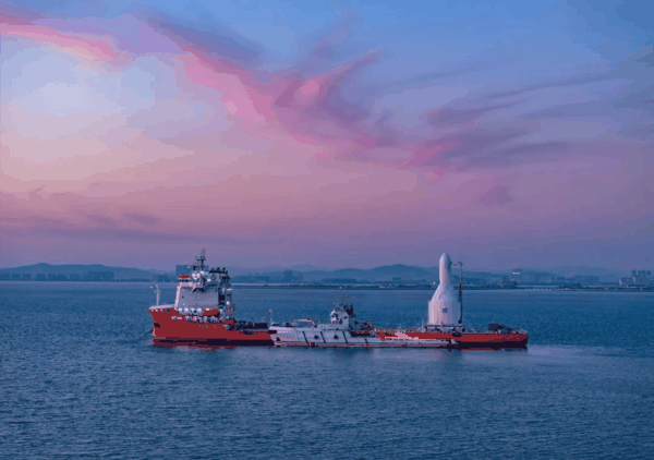 “东方航天港”号发射船运送引力一号运载火箭驶往发射海域。​