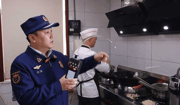 李想拿着一台检测仪，走进门窗紧闭的厨房内，实时监测一氧化碳、氧气等气体浓度。受访者供图