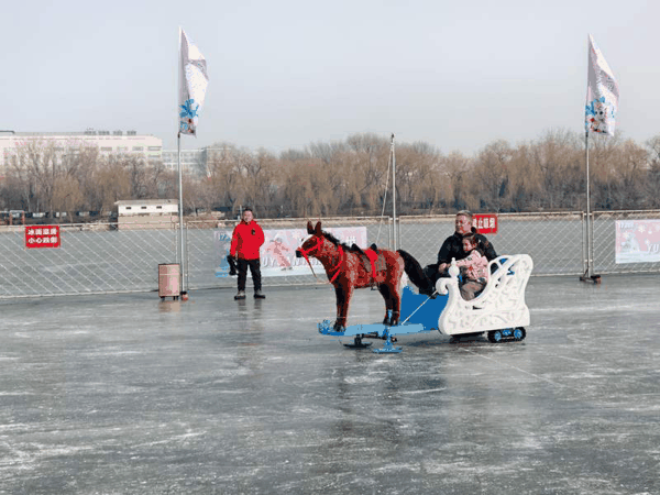 游客体验马拉冰车。新京报记者 薛珺 摄