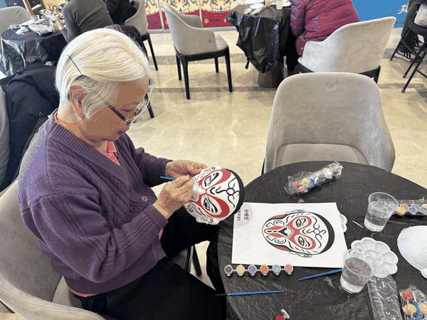 社区居民体验脸谱绘画。吉祥大戏院供图