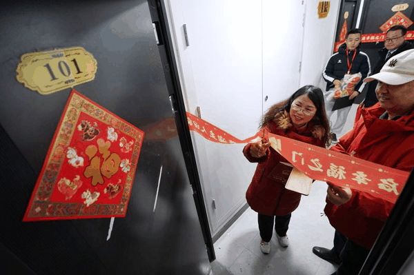 居民剪开彩带，走进新家。新京报记者 薛珺 摄