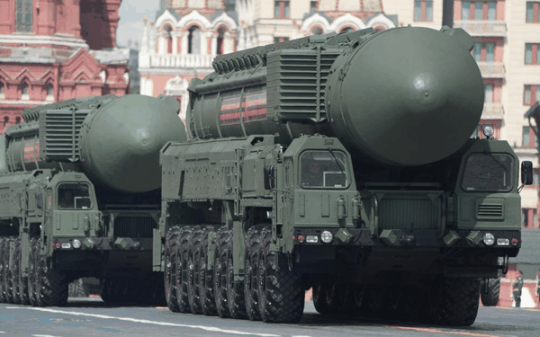 ▲2025年5月9日，在莫斯科举行的纪念苏联伟大卫国战争胜利80周年阅兵式上的洲际弹道导弹。图/新华社