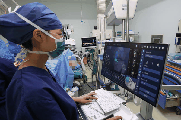 柴伟、南少奎团队医护人员正在手术，屏幕数据显示手术非常成功。受访者供图
