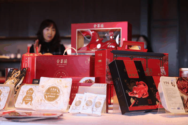 餐饮企业跨界食品赛道，实现了从春节餐饮“餐桌到茶几”的全场景覆盖。新京报记者 李木易 摄