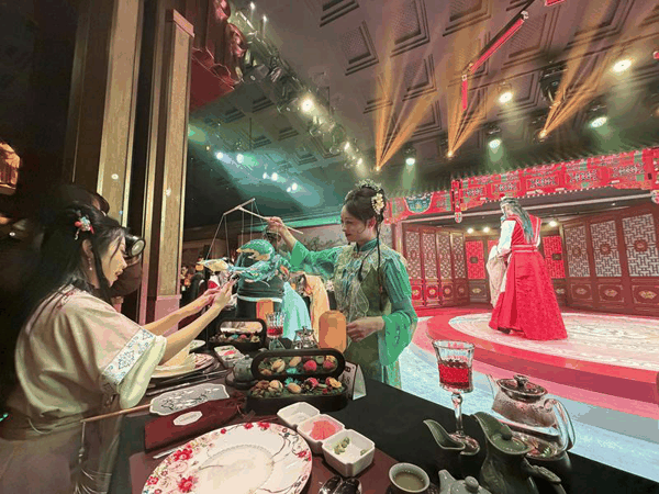 以古典文学经典桥段为叙事脉络，食客可以边吃边看边体验，还可以和演员进行沉浸式互动。新京报记者 王萍 摄
