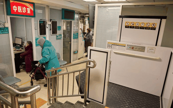 玉桃园社区卫生服务站内楼梯处，设置了无障碍升降平台，供轮椅人士使用。新京报记者 郭延冰 摄