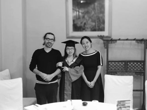 2020年，蒋琳（右）与Ludovic共同庆祝刘雪雪（中）博士毕业。