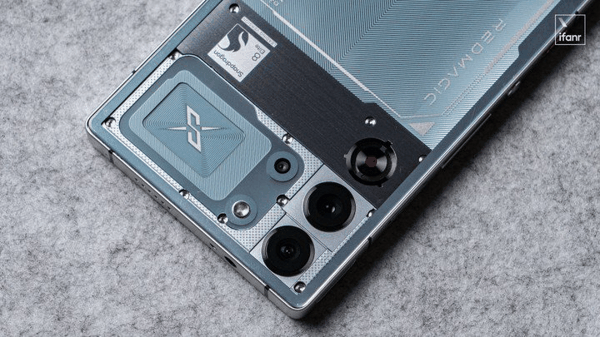 ▲ 红魔 10S Pro+ 氘锋透明银翼版