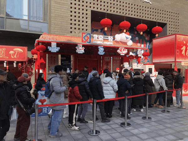 市民游客在面包烤炉前排起长队。新京报贝壳财经记者 张晓翀 摄